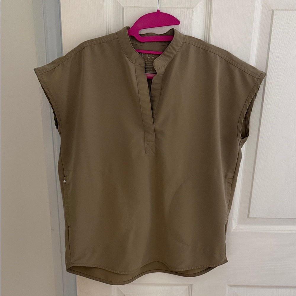 Figs Women's Rafaela Scrub Top (Latte)